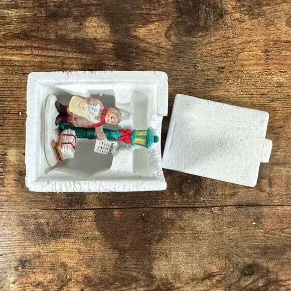 Lefton Colonial Christmas Village News Paper Boy Bill O'Malley Figurine VINTAGE - Picture 9 of 12